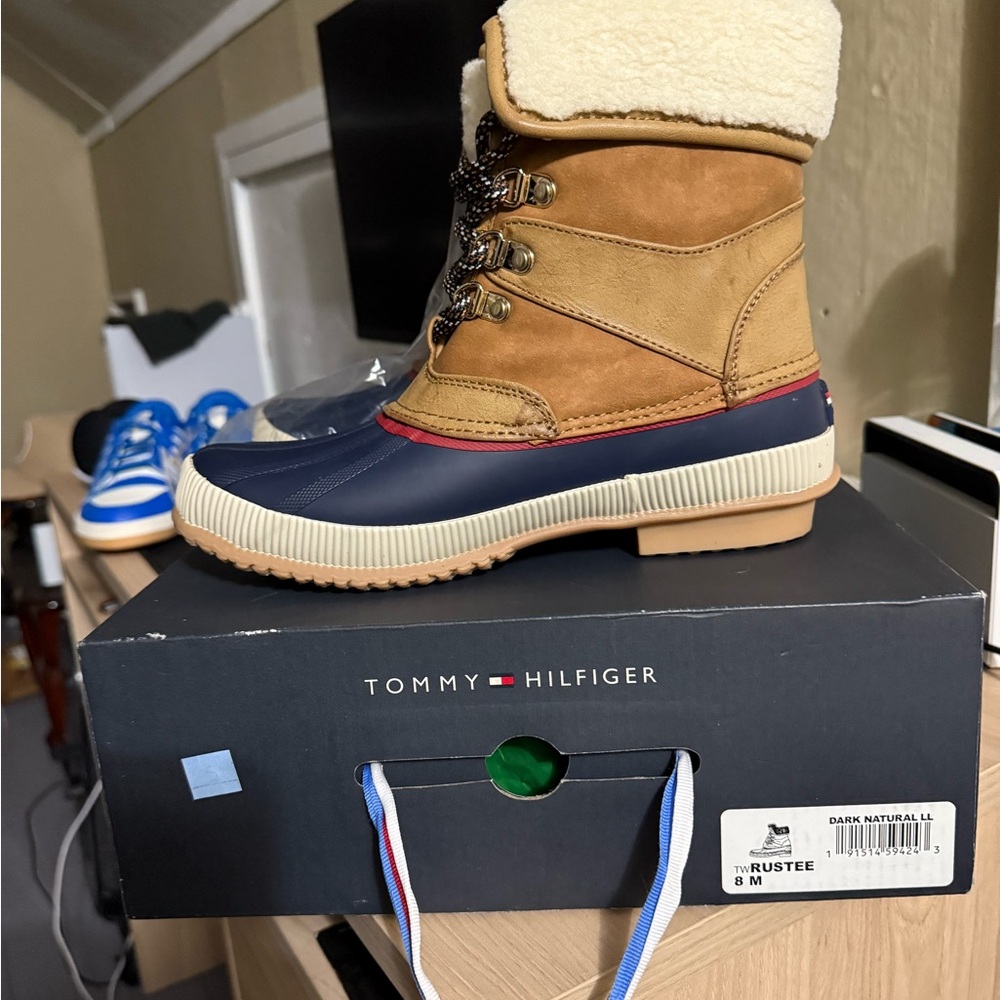 Brand new Tommy Hilfiger boot size 8wmns.